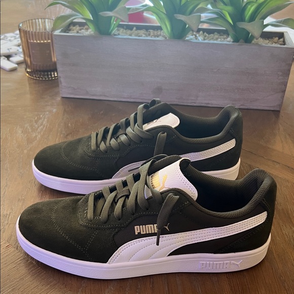 Puma Men's army green Suede Sneakers with White Stripe. - Picture 3 of 10